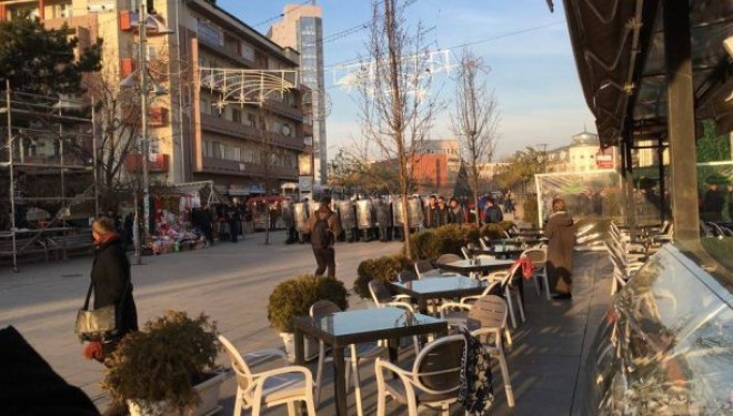 Protestuesit nisen në drejtim të Qeverisë, gjuajnë me gurë Policinë