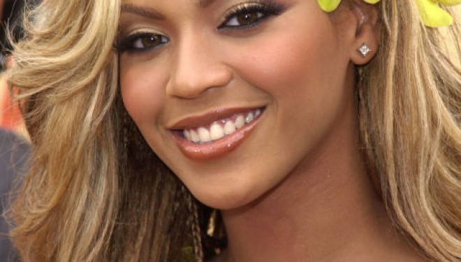 20 forma transformimi të flokëve të Beyonce-t