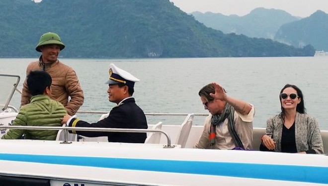 Brad Pitt dhe Angelina Jolie momente romantike në Vietnam