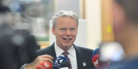 Ambasadori amerikan kërkon ndjekjen e kriminelëve, ofron ndihmën e vendit të tij