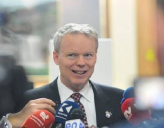 Ambasadori amerikan kërkon ndjekjen e kriminelëve, ofron ndihmën e vendit të tij