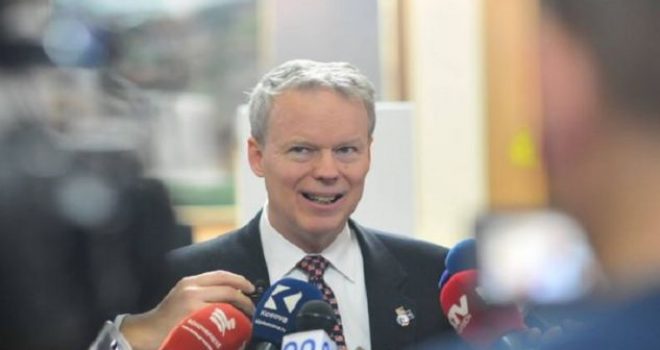Ambasadori amerikan kërkon ndjekjen e kriminelëve, ofron ndihmën e vendit të tij