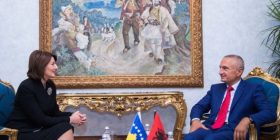 Presidentja i thotë Metës: Po krijoj kushte për dialog pozitë-opozitë