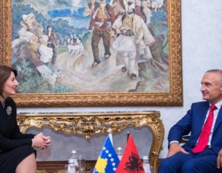 Presidentja i thotë Metës: Po krijoj kushte për dialog pozitë-opozitë