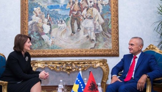 Presidentja i thotë Metës: Po krijoj kushte për dialog pozitë-opozitë