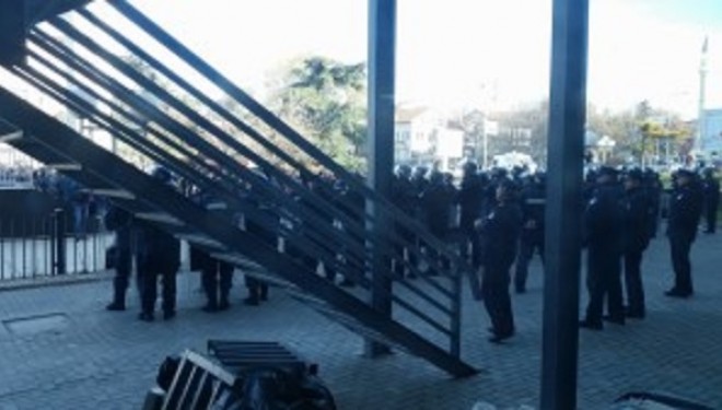 Një grup i qytetarëve rrethojnë Kuvendin (Foto)