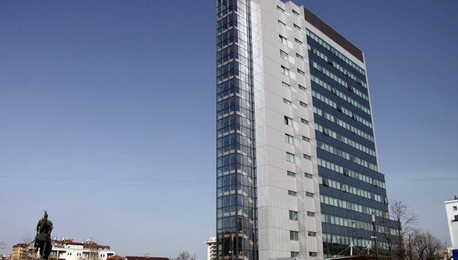 Sulmohet me gurë ndërtesa e Qeverisë së Kosovës (Foto)