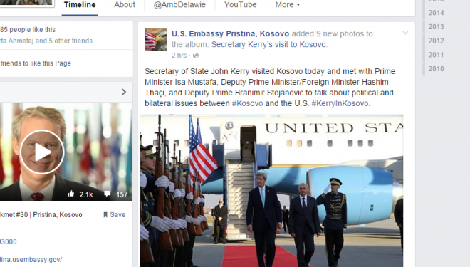 Ambasada Amerikane e “godet” Thaçin. E “heq” nga të gjitha fotografitë më Kerryn (Foto)