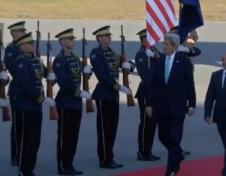 John Kerry shkel në tokën e Kosovës