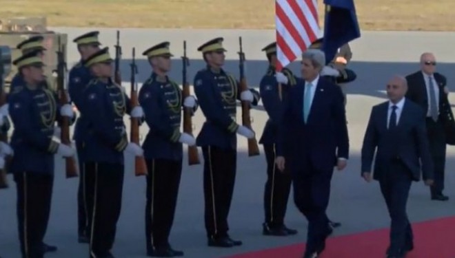 John Kerry shkel në tokën e Kosovës