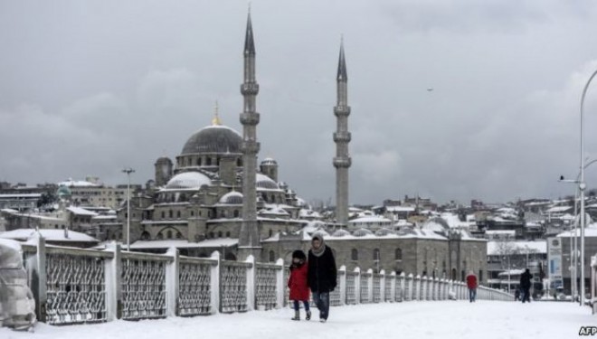 Borë e madhe në Stamboll, anulohen fluturimet