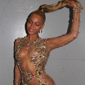 beyonce-sexy-vestido-pedreria-transparente