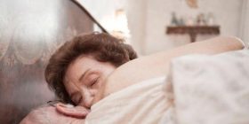 91-vjeçarja vdes gjatë seksit me komshiun e martuar 49 vjeç