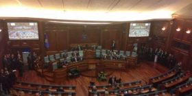 Deputetët e opozitës prezent në seancën e Kuvendit (Foto)