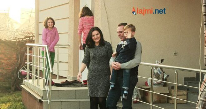 Festa e Krishtlindjeve në një familje shqiptare me besime të ndryshme fetare (Foto/Video)