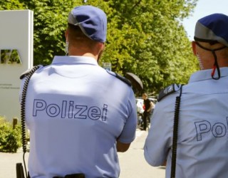 Arrestohen dy zyrtarë të FIFA-s