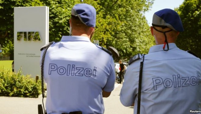 Arrestohen dy zyrtarë të FIFA-s