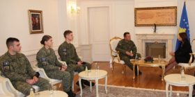 Jahjaga takoi oficerët e FSK-së që diplomuan në Britani të Madhe
