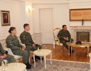 Jahjaga takoi oficerët e FSK-së që diplomuan në Britani të Madhe