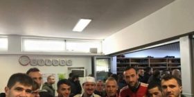 Para derbit lojtarët shkojnë në xhami