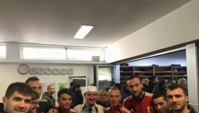 Para derbit lojtarët shkojnë në xhami