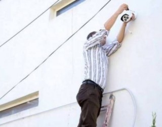 Qëllon me armë kamerën e sigurisë së marketit