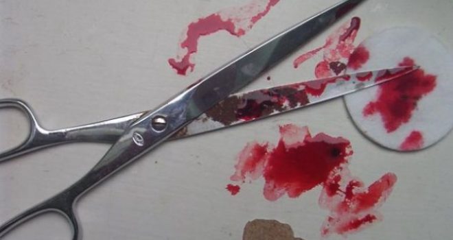 Vjehrri godet nusen me gërshërë, arrestohet