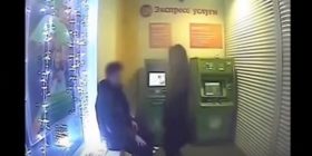 Shkojnë për të tërheq lekët, përfundojnë duke kryer seks në kabinën e bankomatit (VIDEO)