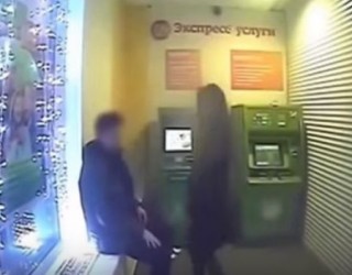 Shkojnë për të tërheq lekët, përfundojnë duke kryer seks në kabinën e bankomatit (VIDEO)