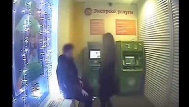 Shkojnë për të tërheq lekët, përfundojnë duke kryer seks në kabinën e bankomatit (VIDEO)