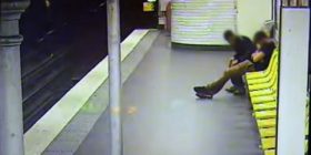 Pasi e vodhi viktimën, i shpëtoi jetën në hekurudhë (Video)