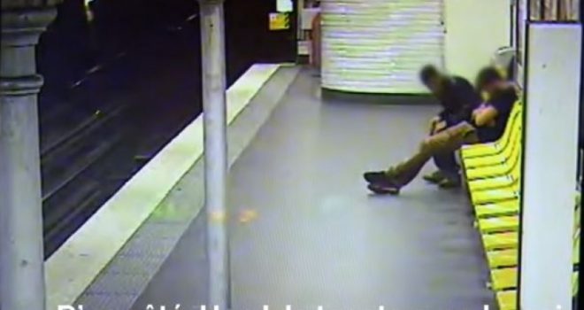 Pasi e vodhi viktimën, i shpëtoi jetën në hekurudhë (Video)