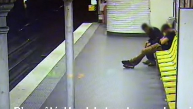 Pasi e vodhi viktimën, i shpëtoi jetën në hekurudhë (Video)