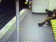 Pasi e vodhi viktimën, i shpëtoi jetën në hekurudhë (Video)