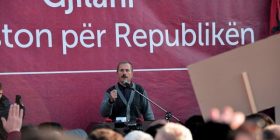 Kurteshi, me gjithë arrestin shtëpiak, nga Manifestimi ka një porosi për pushtetin