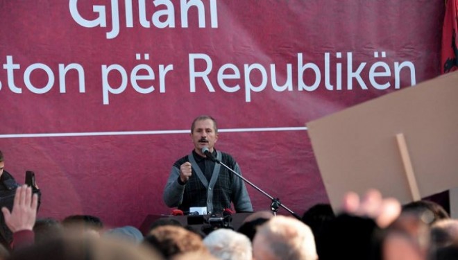 Kurteshi, me gjithë arrestin shtëpiak, nga Manifestimi ka një porosi për pushtetin