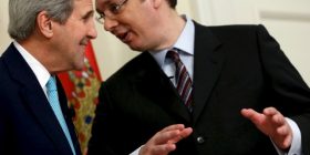 Kerry përgëzon Vuçiqin për dialogun me Kosovën