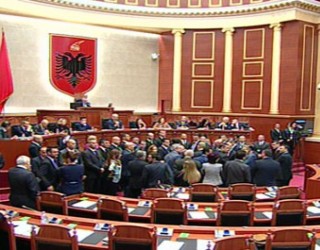 Sërish tensione në Kuvendin e Shqipërisë