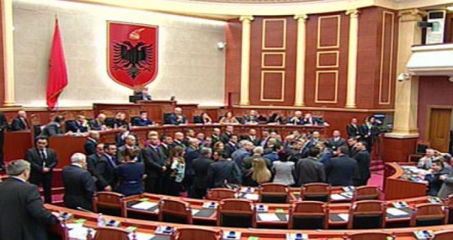 Sërish tensione në Kuvendin e Shqipërisë