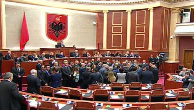 Sërish tensione në Kuvendin e Shqipërisë
