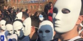Njerëz me maska në protestën e opozitës në Shqipëri (FOTO)