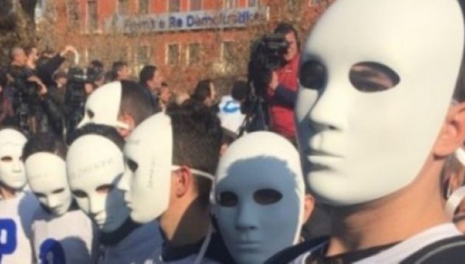 Njerëz me maska në protestën e opozitës në Shqipëri (FOTO)