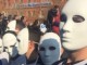 Njerëz me maska në protestën e opozitës në Shqipëri (FOTO)