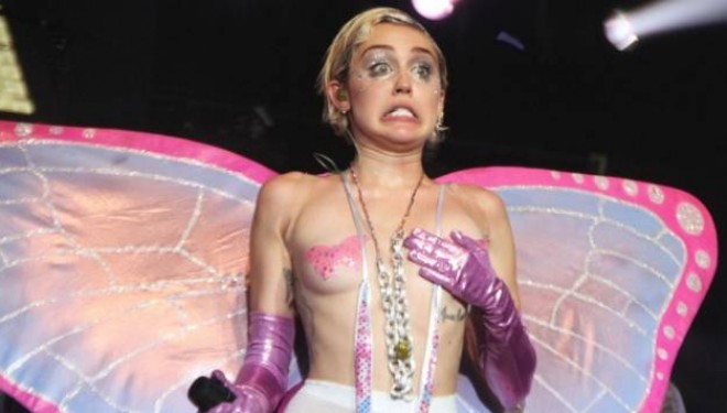 Miley Cyrus topless dhe me marihuanë (Foto+16)