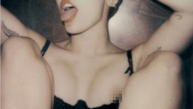 Miley Cyrus e tepron, shfaqet komplet e zhveshur (Foto+18)