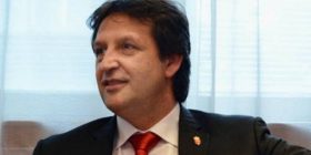 Ministri Gashiq: Më pëlqejnë gazetaret që bien lehtë në gjunjë