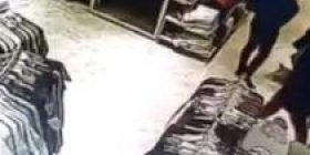 Video/ Ja si vidhet një grua në këtë qendër tregtare në Tiranë