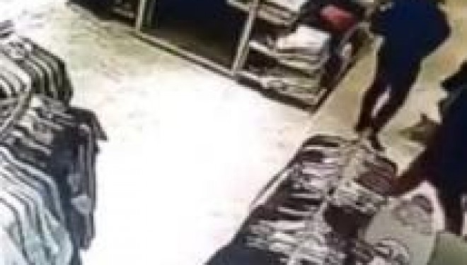 Video/ Ja si vidhet një grua në këtë qendër tregtare në Tiranë