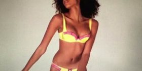 Kjo modele zhvishet për kalenderin e LOVE /VIDEO