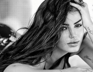 Morena gjuan një mal me rroba, nuk i duhen më (Foto)